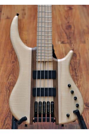 Merlos Trium 5 string bass Merlos Trium 5 string bass